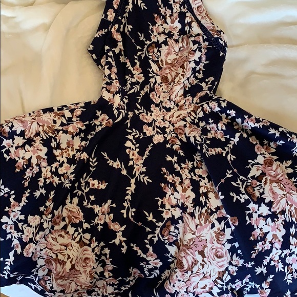 Semi formal dress (floral) - Picture 2 of 6